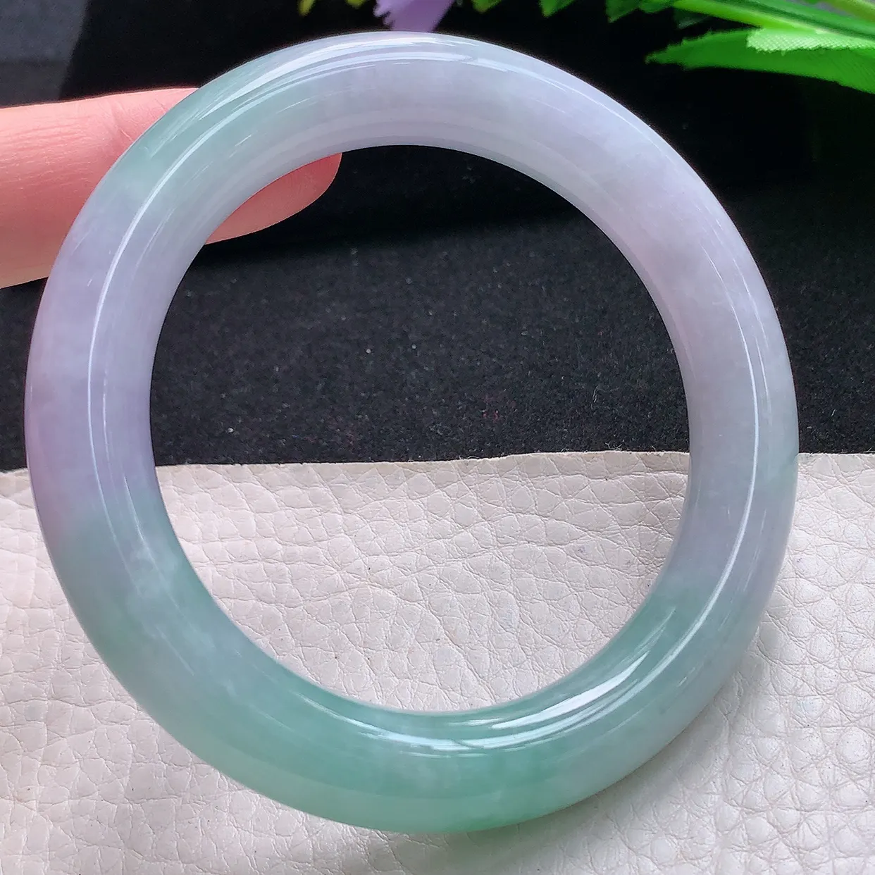 z自然光56.8*11美人镯 天然缅甸翡翠春带彩圆条珠宝玉手镯 玉手环