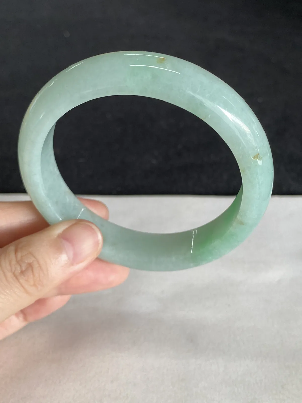 正圈57圈口，翡翠糯化种飘绿手镯