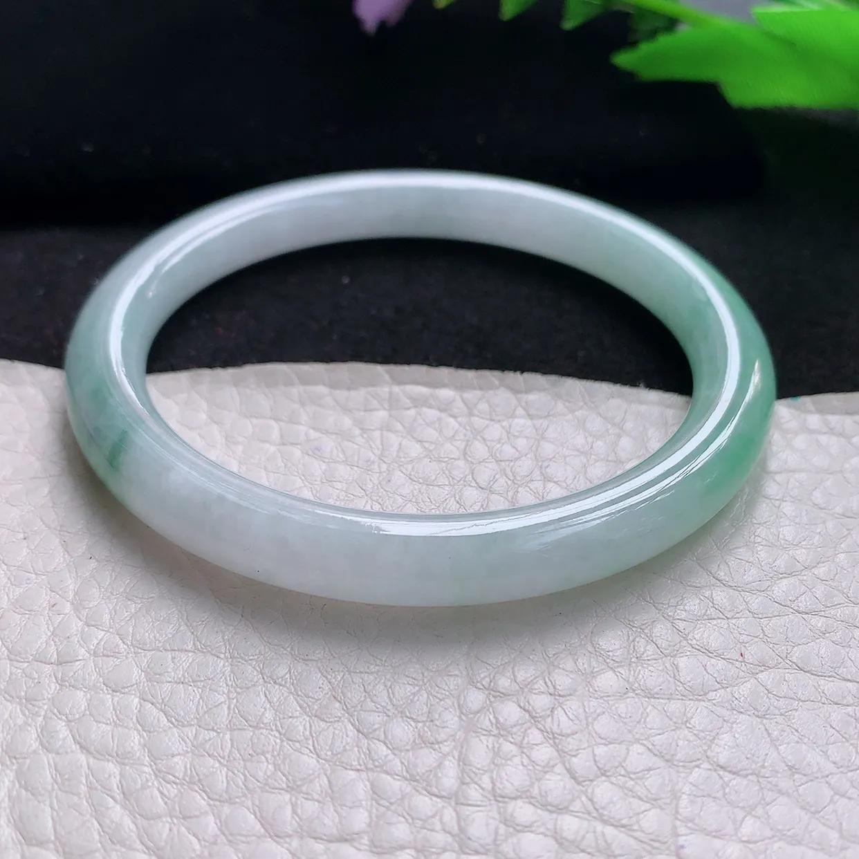 js自然光58.8*7.8*8.3美人镯 天然缅甸翡翠飘绿圆条珠宝玉手镯 玉手环