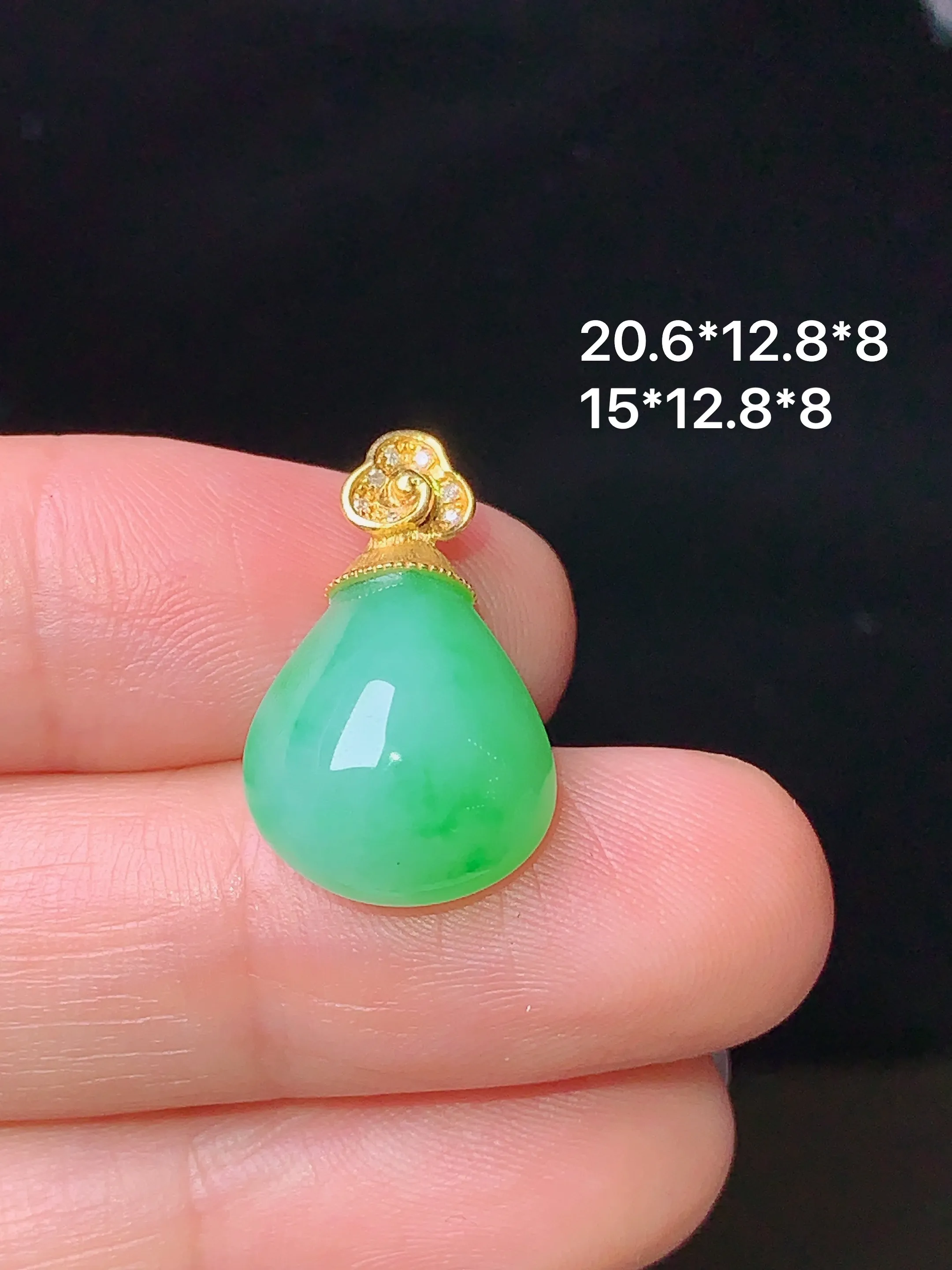 18k金钻镶嵌翠绿水滴吊坠 玉质细腻 色泽清新艳丽 整体尺寸20.6*12.8*8