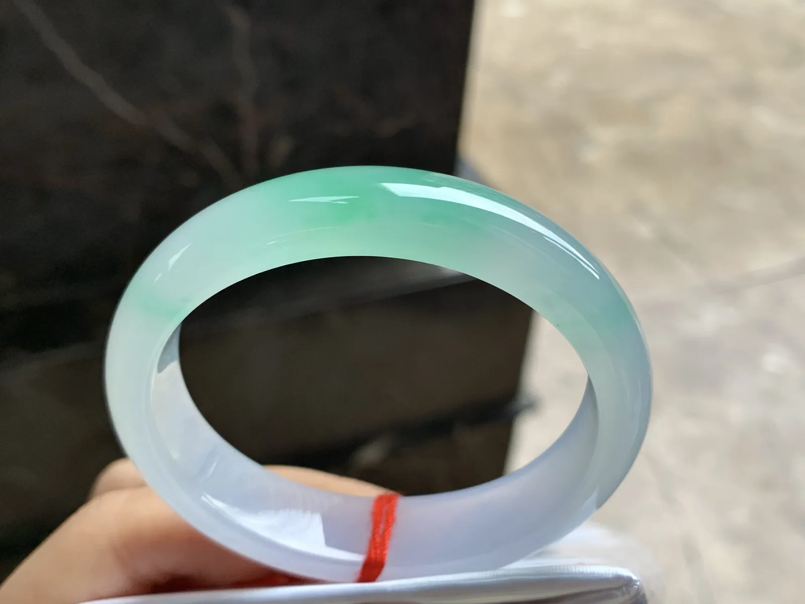 53.5-13.3-7.9

冰晴绿贵妃手镯^_^荧光十足 冰透 正圈51可以带