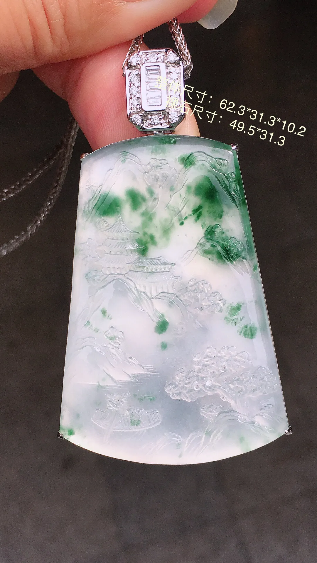冰飘花山水牌吊坠，色泽艳丽，玉质细腻，荧光感超
强，饱满圆润，尽显优雅气质，18k
金豪华镶嵌