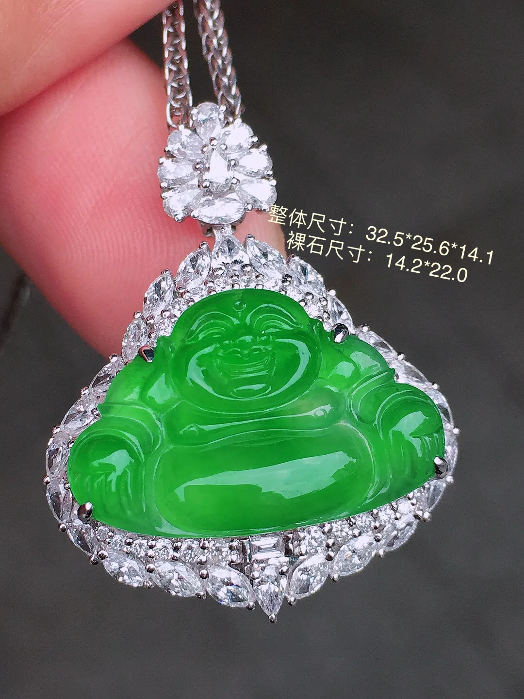 阳绿佛公吊坠，色泽均匀艳丽，玉质细腻，荧光感超
强，饱满圆润，尽显优雅气质，18k
金豪华镶嵌