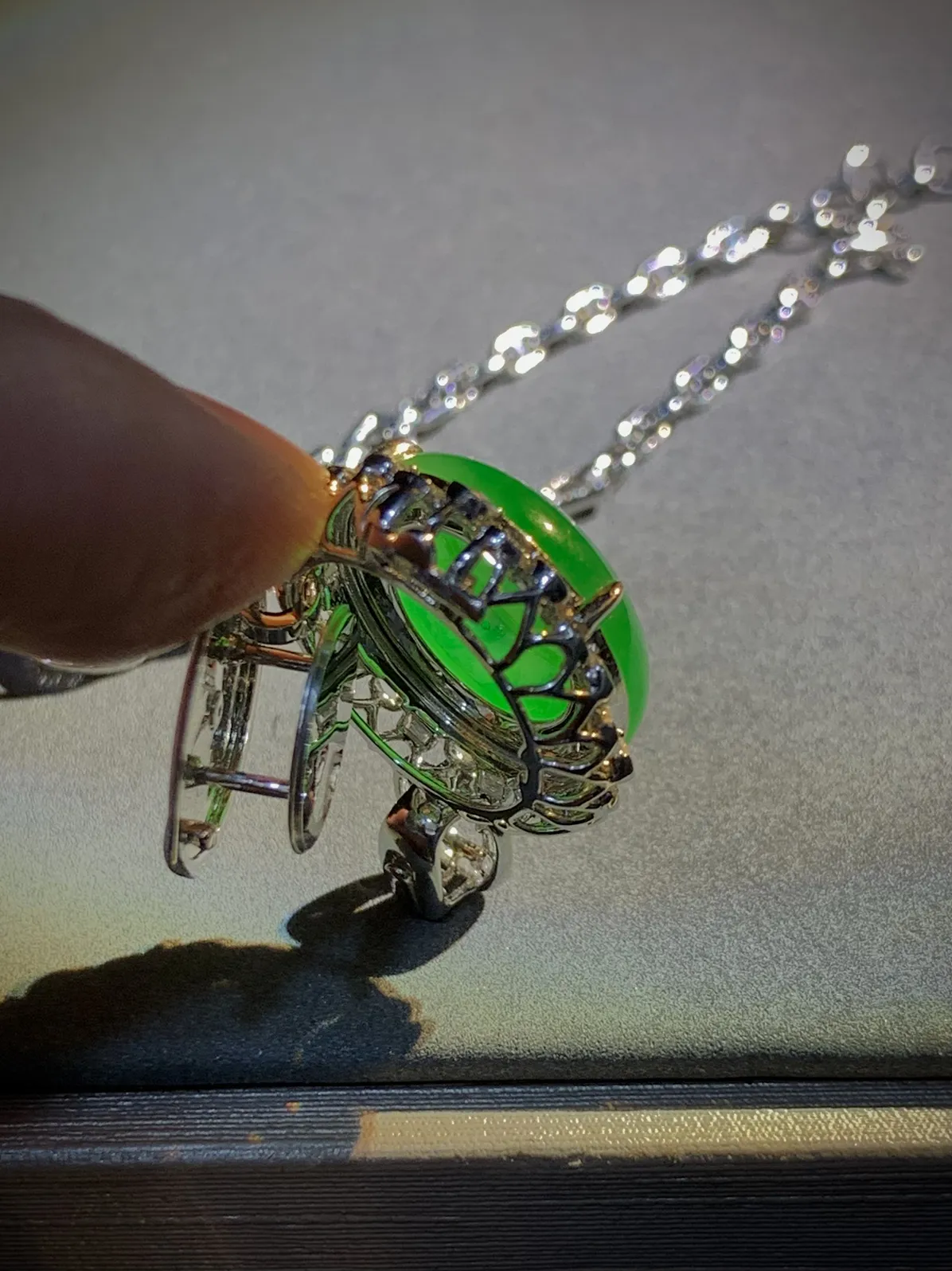 绿平安扣吊坠+手链两用款，
裸石18-3.8mm，
18K金，南非钻，