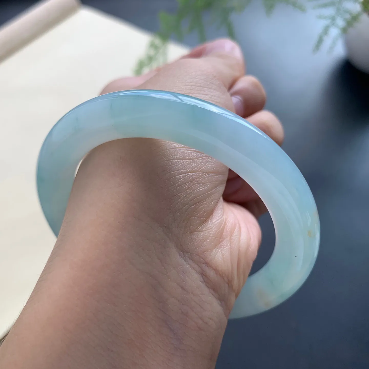 55圈口油底飘花圆条手镯 尺寸：55-10，无纹裂，细腻起胶，条形饱满