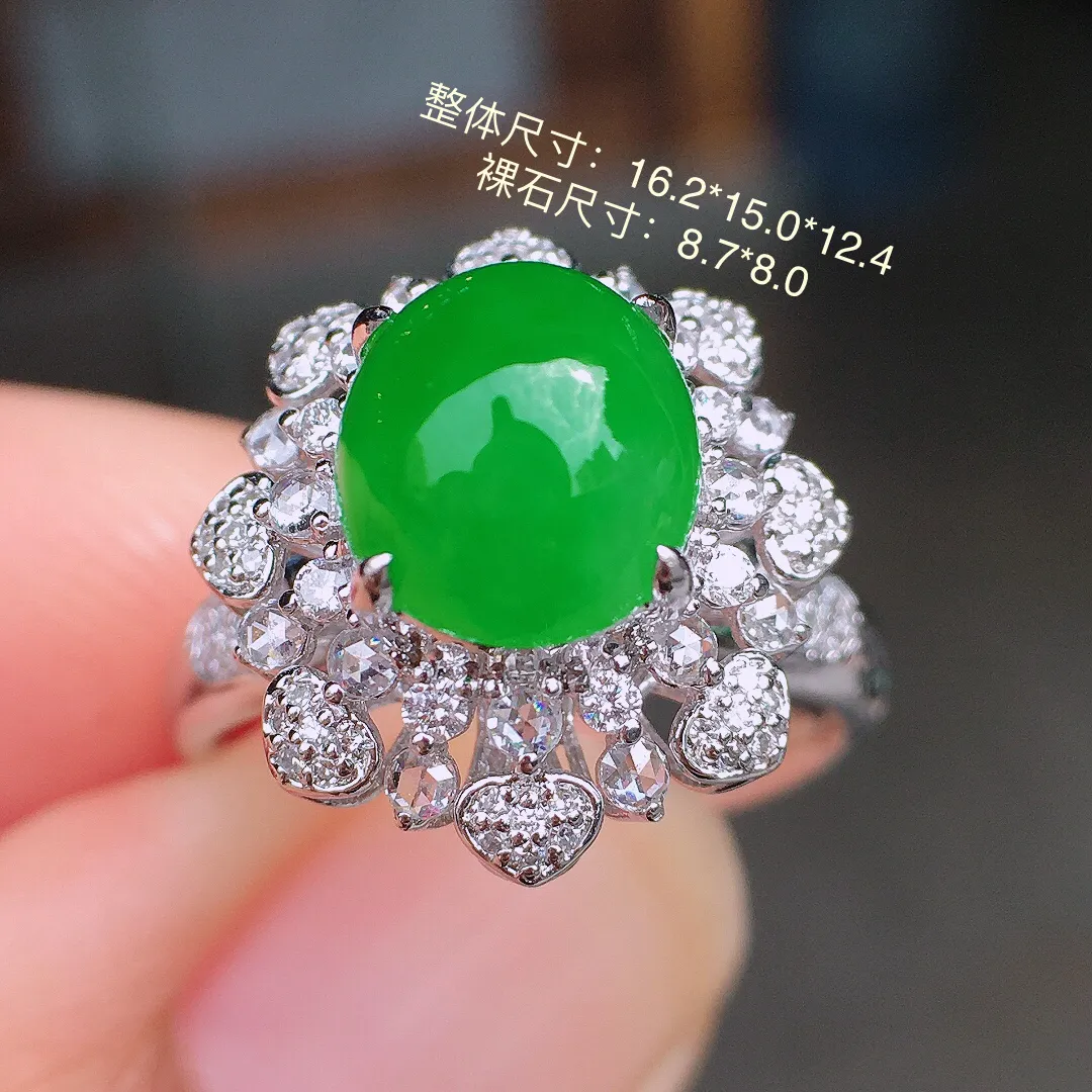 阳绿蛋面戒指，色泽均匀艳丽，玉质细腻，荧光感超
强，饱满圆润，尽显优雅气质，18k
金豪华镶嵌