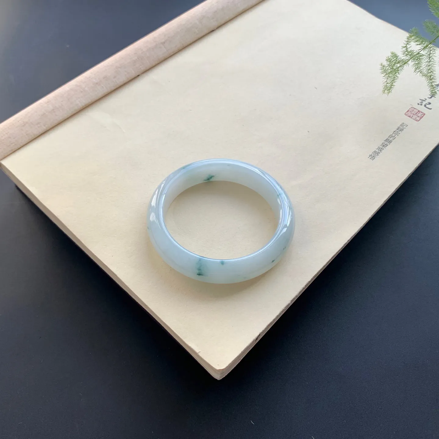 54圈口飘花正圈手镯 尺寸：54-12.3-8.2，无纹裂，细腻光滑，花色飘逸