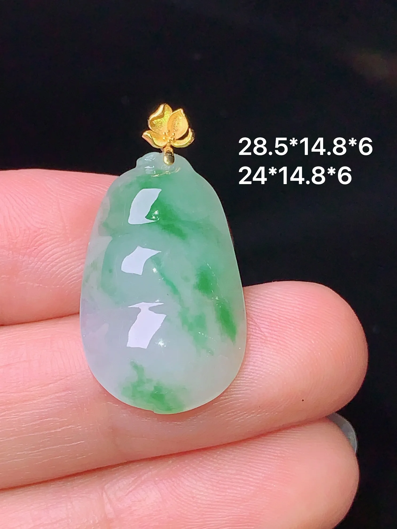 18k金镶嵌飘绿四季豆吊坠 玉质细腻 色泽艳丽清新 整体尺寸28.5*14.8*6