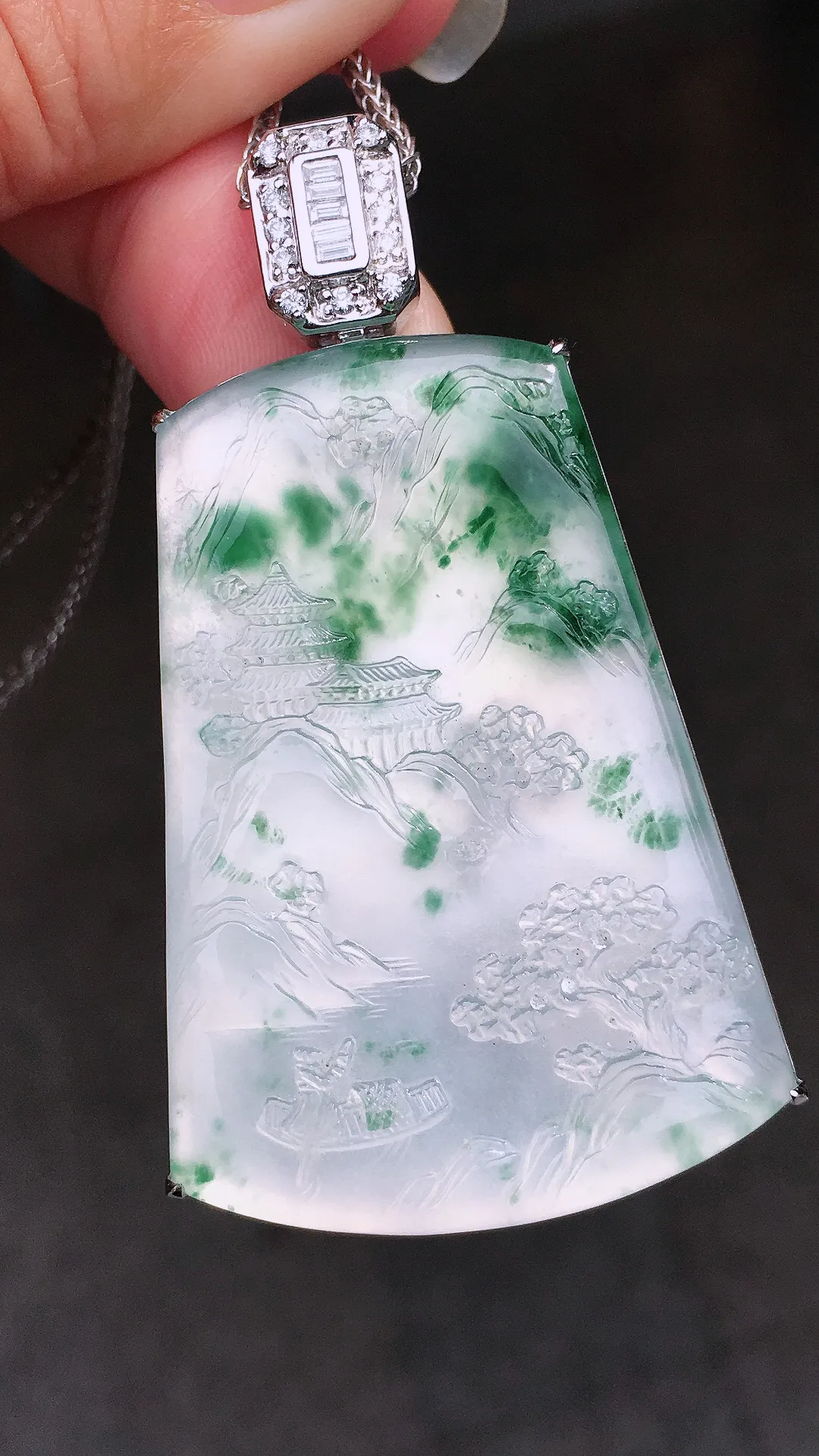 冰飘花山水牌吊坠，色泽艳丽，玉质细腻，荧光感超
强，饱满圆润，尽显优雅气质，18k
金豪华镶嵌