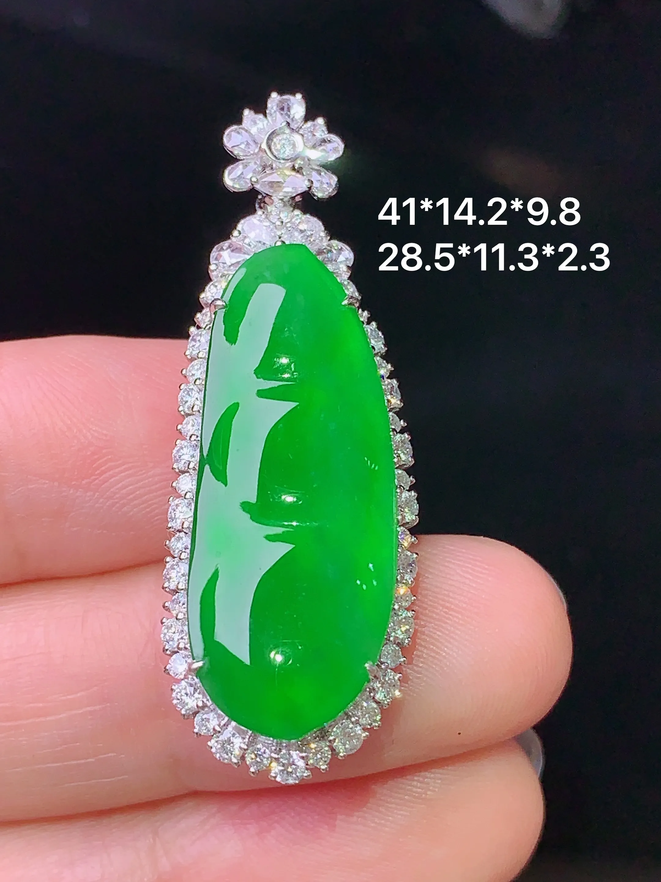 18k金钻镶嵌满绿四季豆吊坠 玉质细腻 色泽艳丽清新 整体尺寸41*14.2*9.8