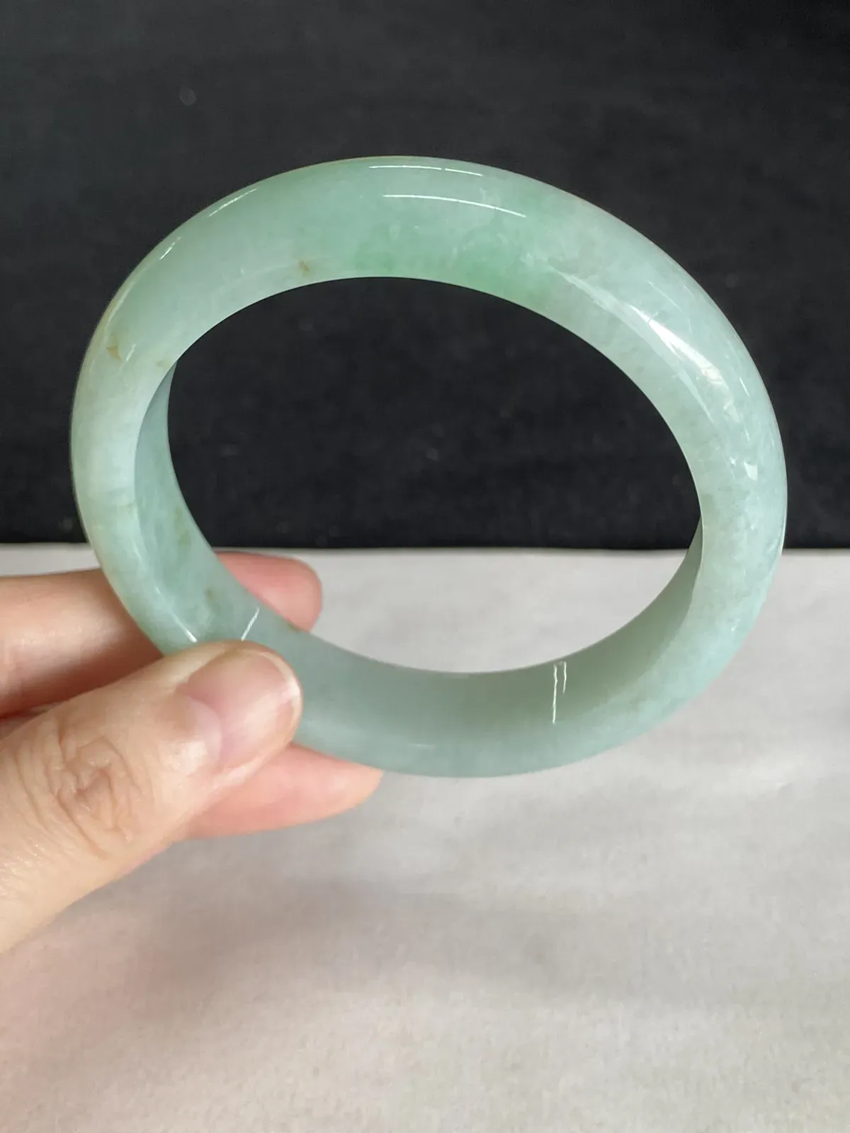 正圈57圈口，翡翠糯化种飘绿手镯