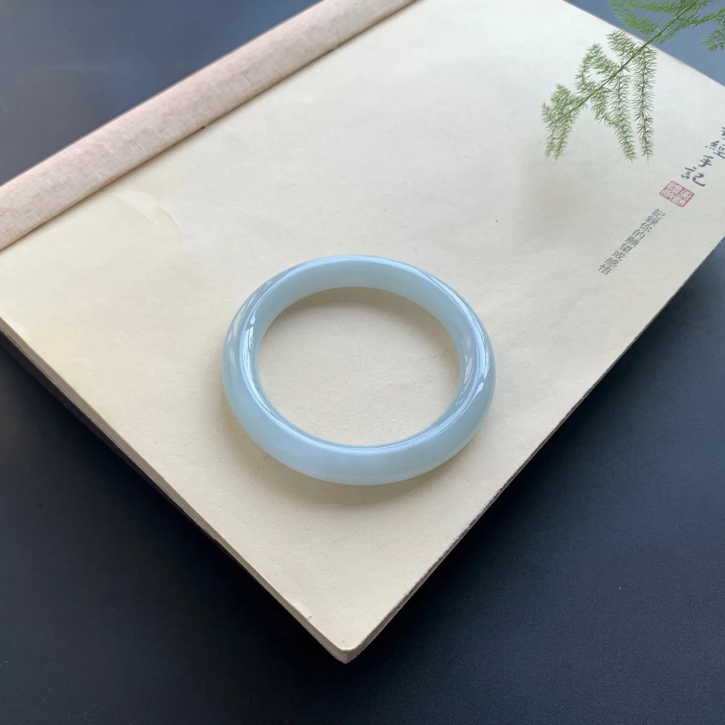 55.8圈口底色圆条手镯 尺寸：55.8-9.6，无纹裂，细腻光滑，条形饱满