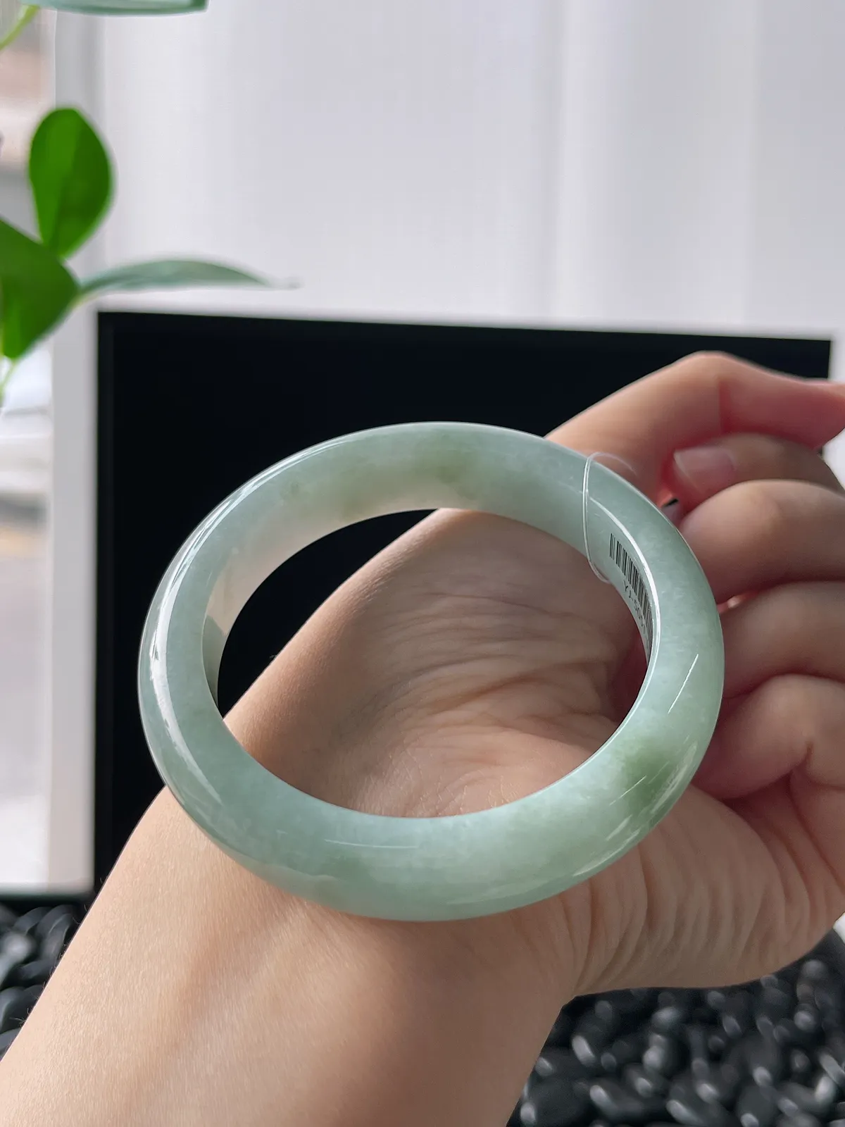 正圈52圈口，翡翠糯化种淡绿色手镯