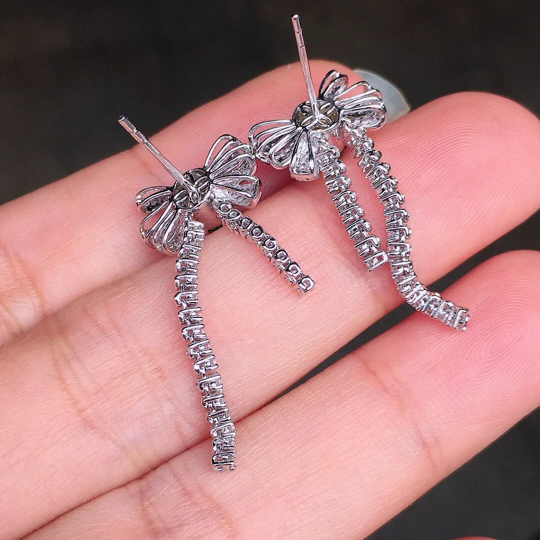 阳绿蛋面耳钉，色泽均匀艳丽，玉质细腻，荧光感超
强，饱满圆润，尽显优雅气质，18k
金豪华镶嵌