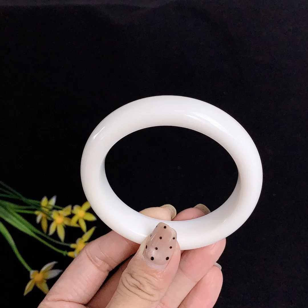 和田玉56.5圈口白玉手镯！玉质细腻油润 底色纯净 无裂无杂 脂粉好，品质好。