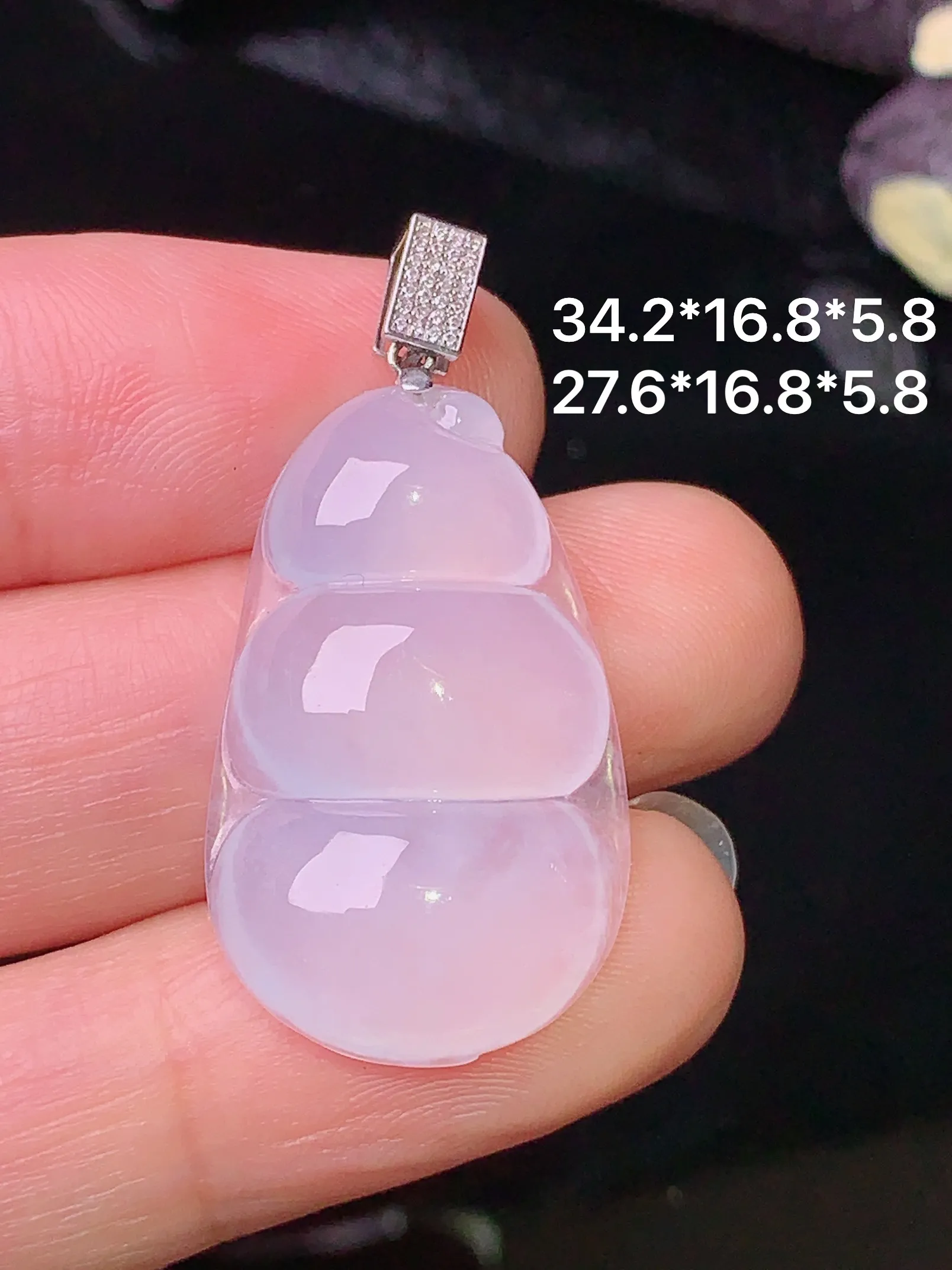 18k金钻镶嵌冰种四季豆吊坠 玉质细腻 色泽艳丽清新 整体尺寸34.2*16.8*5.8