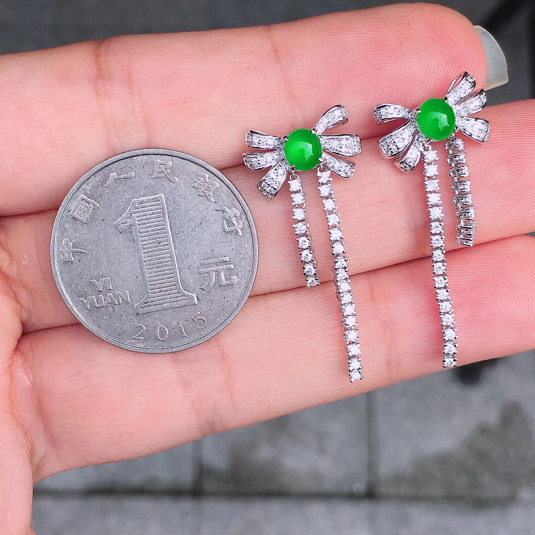 阳绿蛋面耳钉，色泽均匀艳丽，玉质细腻，荧光感超
强，饱满圆润，尽显优雅气质，18k
金豪华镶嵌