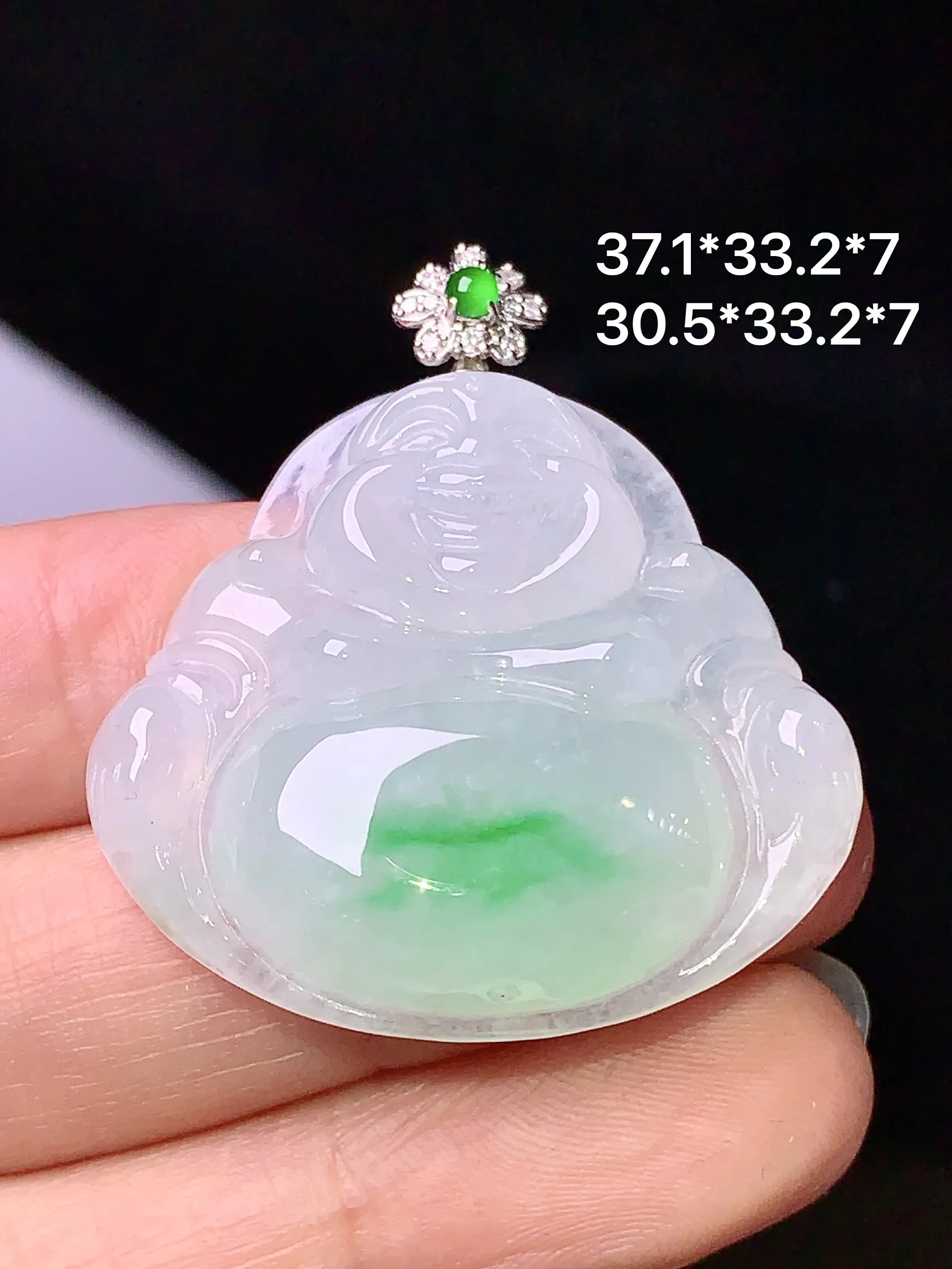 18k金钻镶嵌飘绿佛公吊坠 玉质细腻 水润亮眼 色泽艳丽 整体尺寸37.1*33.2*7