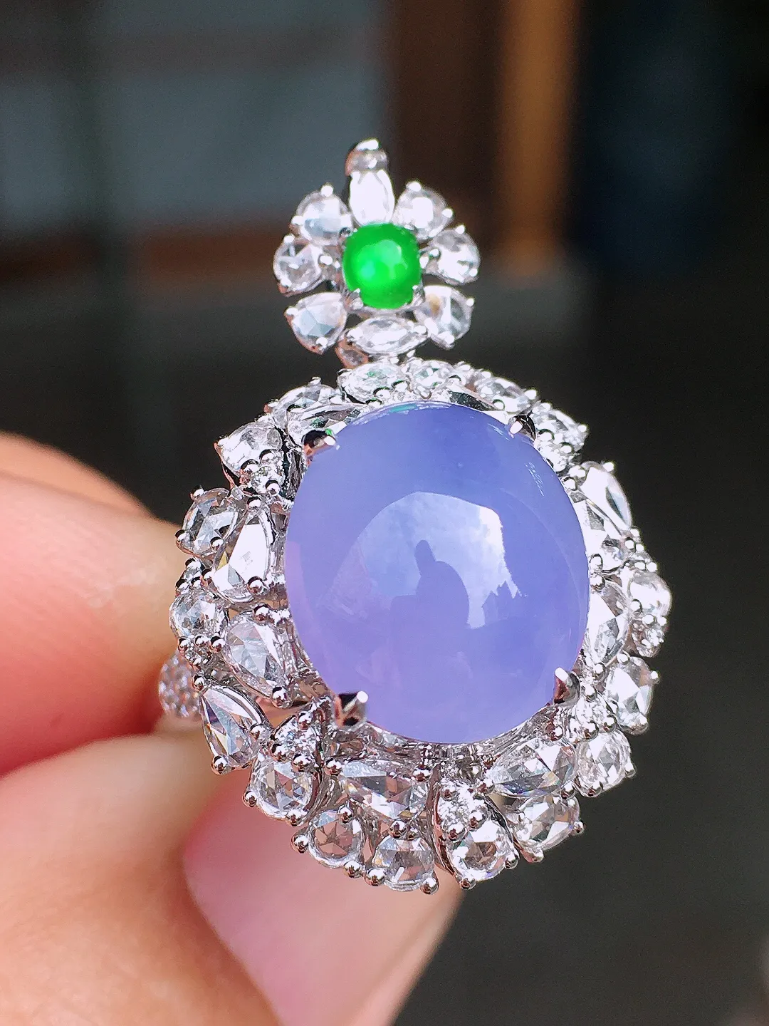 紫罗兰蛋面戒指/吊坠两用款，色泽均匀艳丽，玉质细腻，荧光感超
强，饱满圆润，尽显优雅气质，18k
金