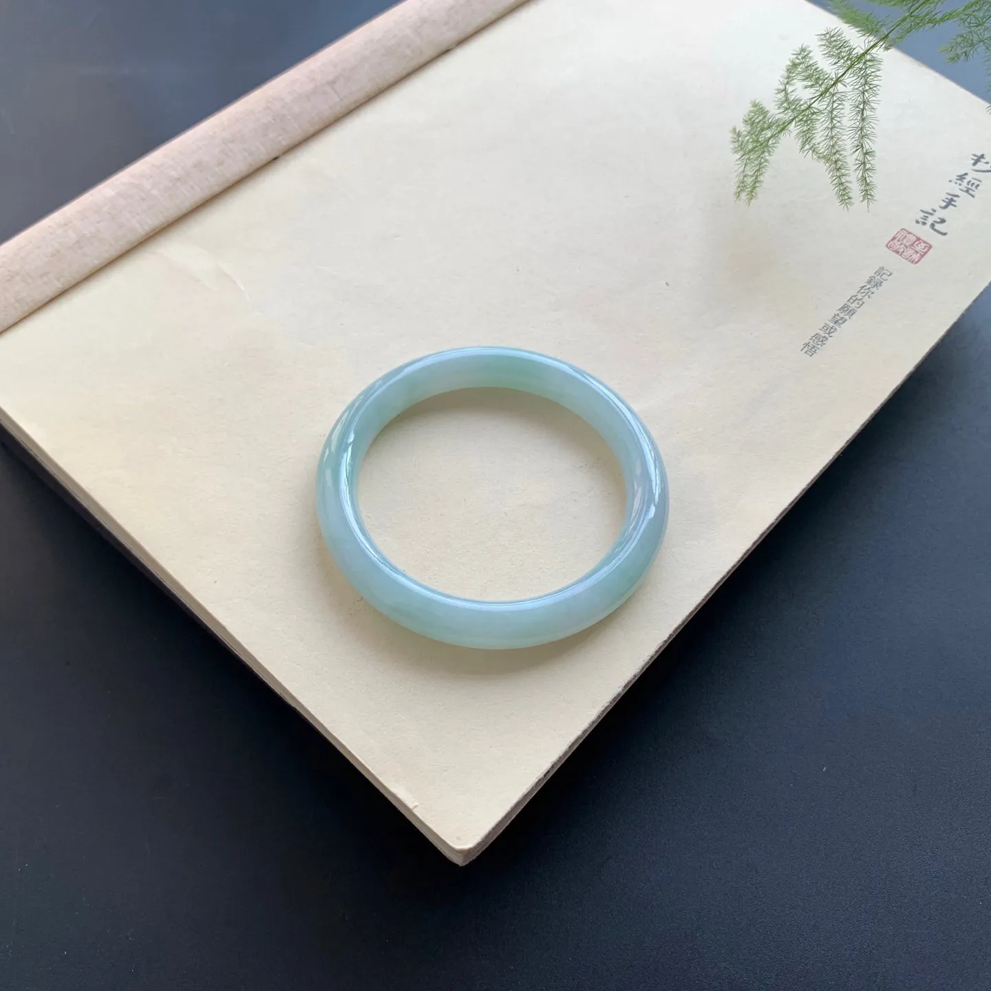 56圈口底色圆条手镯 尺寸：56-9.5，无纹裂，细腻光滑，色泽亮丽