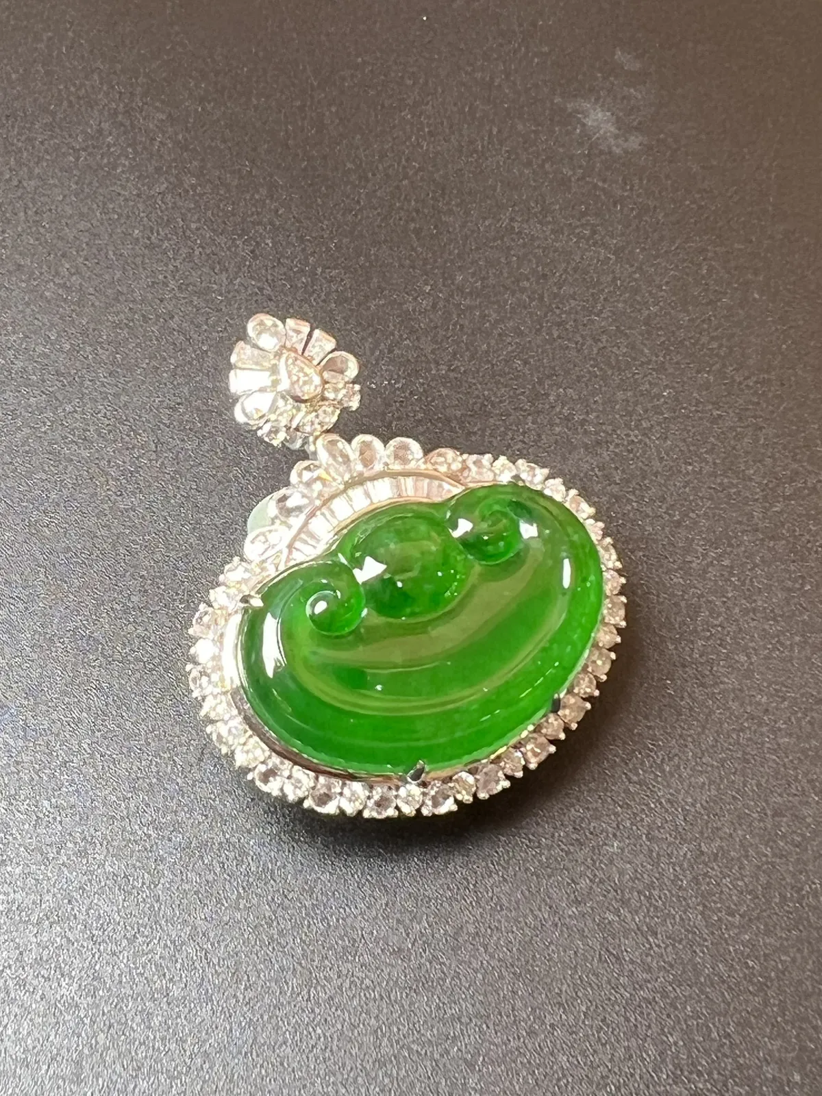 缅料老坑绿如意贝整体尺寸34.1*29.7*13.2。裸石尺寸24.8*16.3*4.5