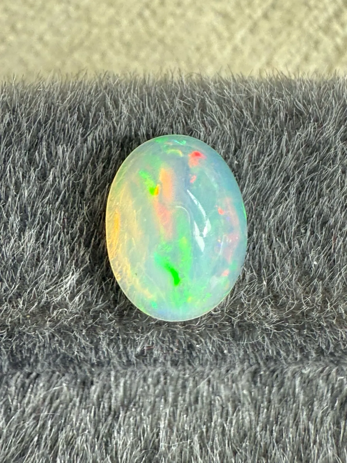 1.465ct天然彩欧泊裸石，尺寸9.2*7*4.3mm，颜色美艳，油画般色彩，火彩足。