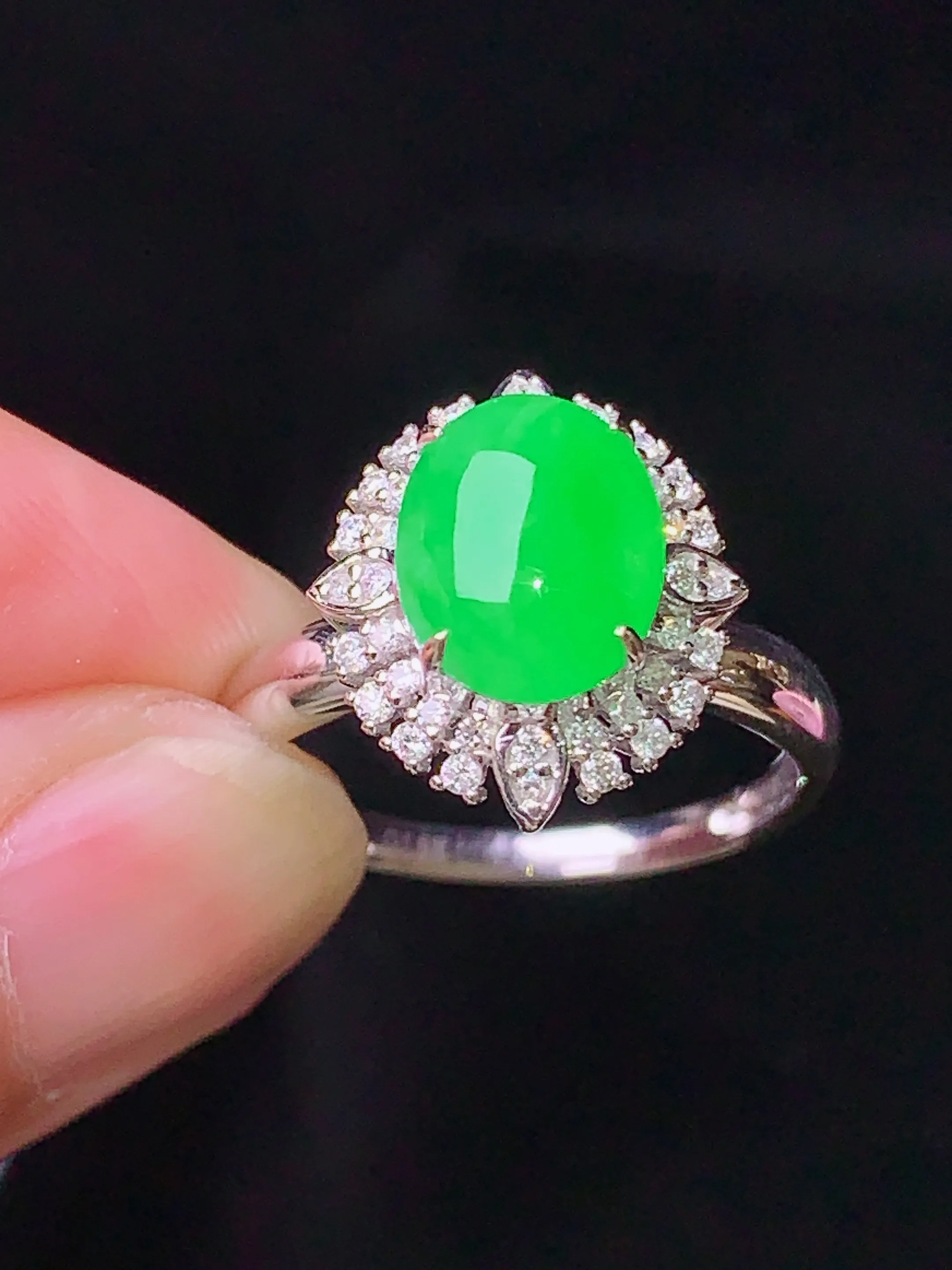 18k金钻镶嵌翠绿蛋面戒指 玉质细腻 水润亮眼 色泽艳丽 圈口14.5 整体尺寸14.5*12.8*9.8