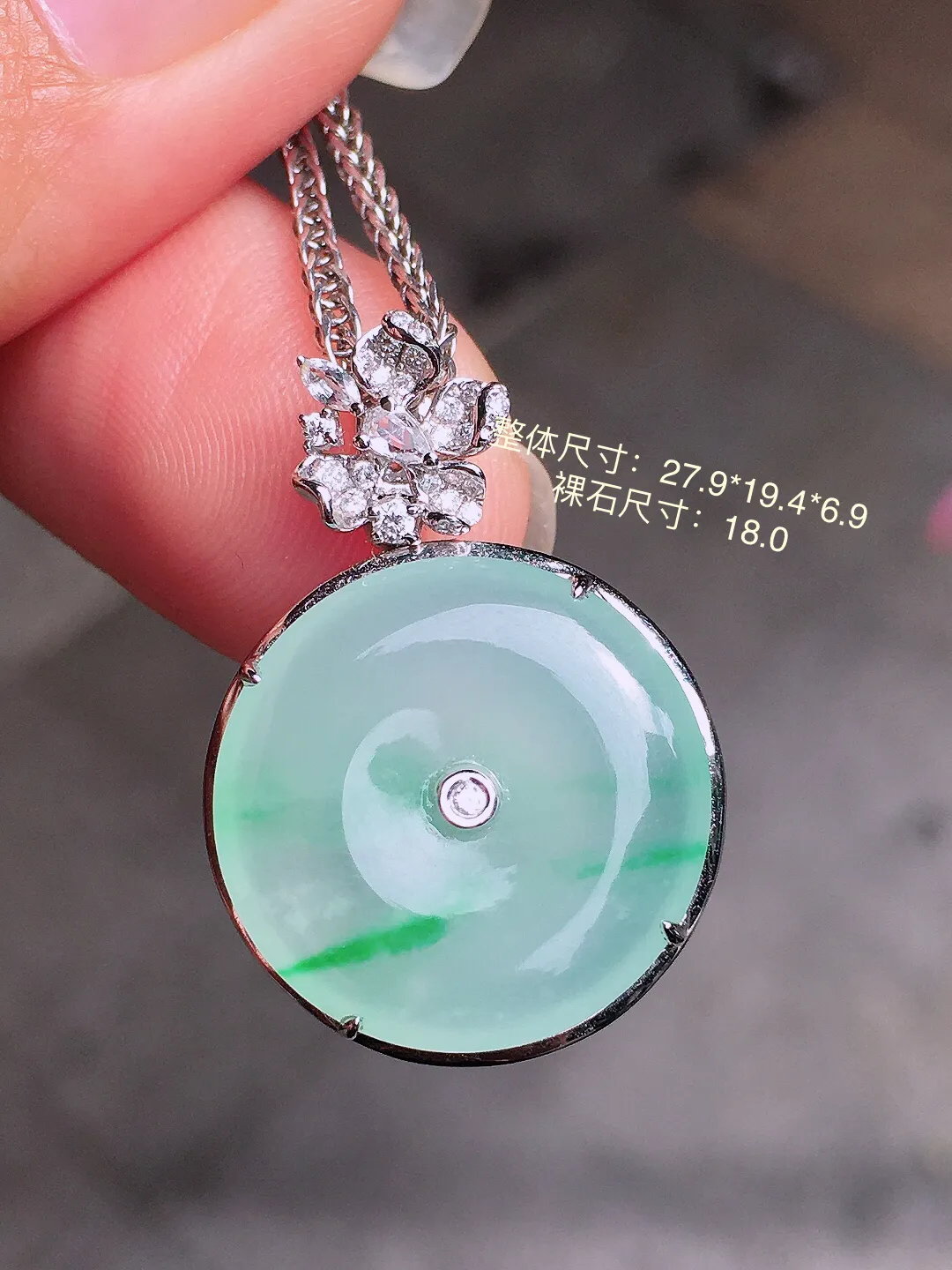 飘绿平安扣吊坠，色泽艳丽，玉质细腻，荧光感超
强，饱满圆润，尽显优雅气质，18k
金豪华镶嵌