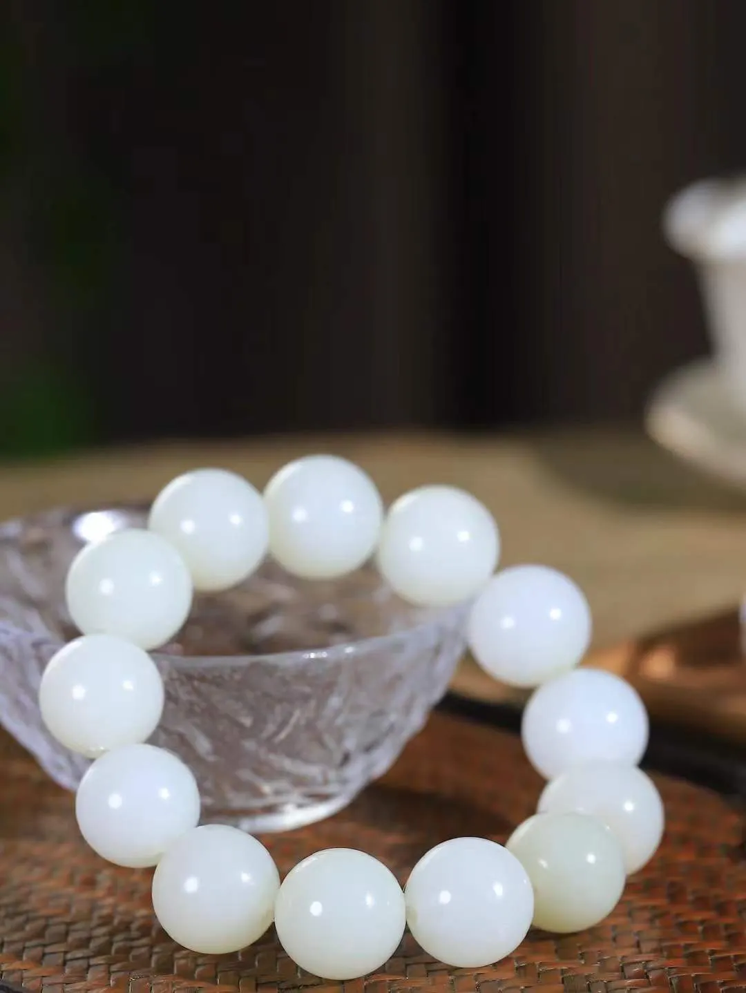 【珠圆玉润.手串】

精品和田玉白玉珠圆玉润手串 玉质温润细腻  整串打磨圆润，佩戴舒适。珠珠落玉盘，间关莺语花底滑，一生美好时光，无论身在何处，都有它相伴相守。事事顺遂，幸福美满，吉祥如意。重119.3克 尺寸取一18.4mm  FDT-161042613