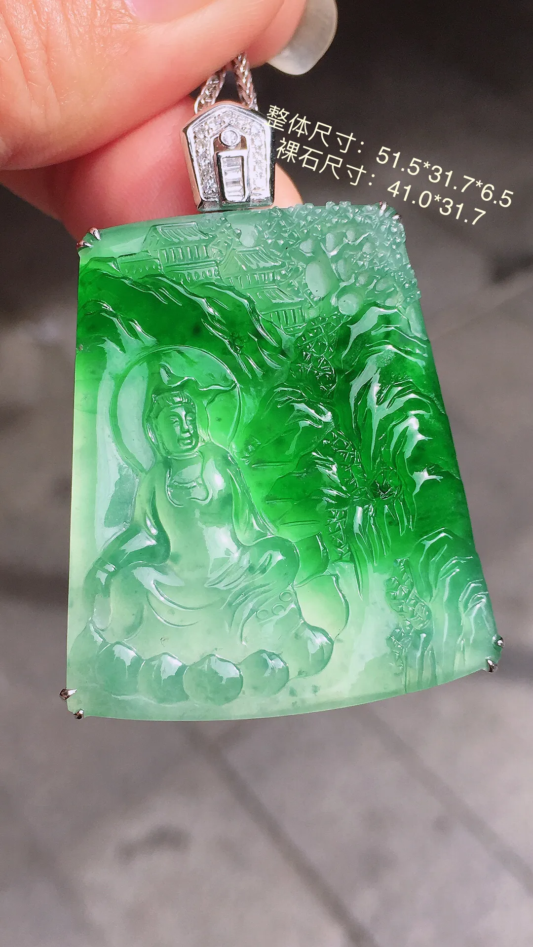 飘绿观音吊坠，色泽艳丽，玉质细腻，荧光感超
强，饱满圆润，尽显优雅气质，18k
金豪华镶嵌