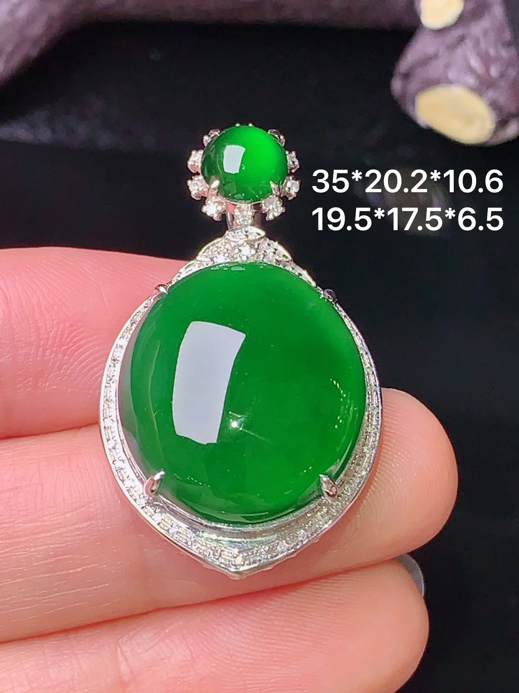 18k金钻镶嵌满绿蛋面吊坠 玉质细腻 水润亮眼 色泽艳丽 整体尺寸35*20.2*10.6