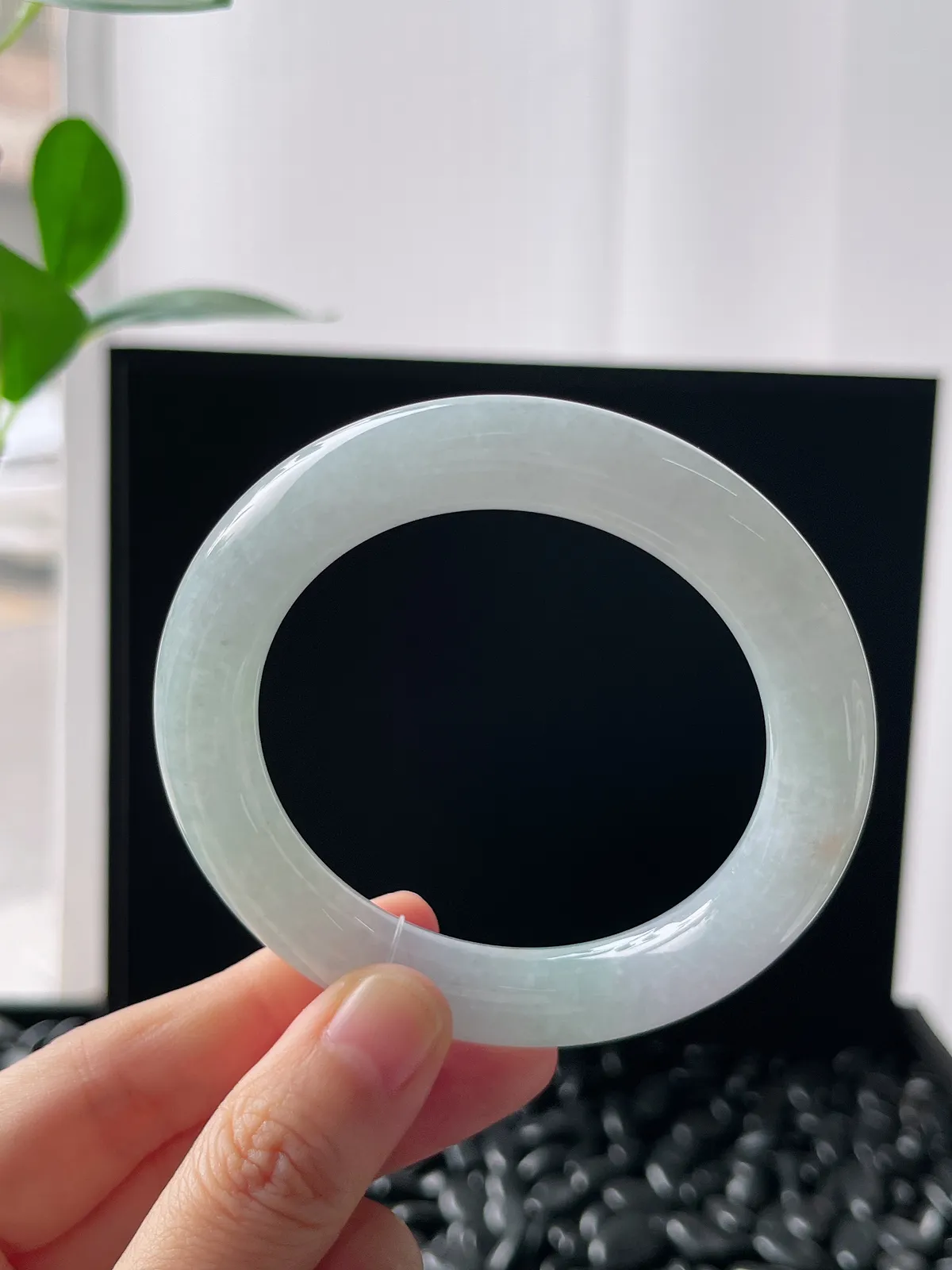 圆镯54圈口，翡翠冰糯种淡绿色手镯