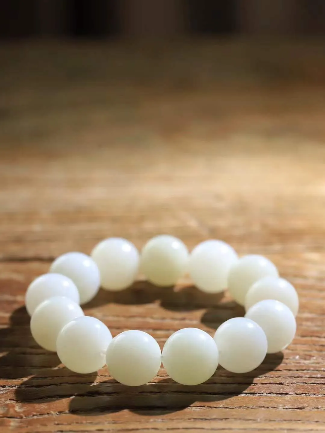 【珠圆玉润.手串】

精品和田玉白玉珠圆玉润手串 玉质温润细腻  整串打磨圆润，佩戴舒适。珠珠落玉盘，间关莺语花底滑，一生美好时光，无论身在何处，都有它相伴相守。事事顺遂，幸福美满，吉祥如意。重119.3克 尺寸取一18.4mm  FDT-161042613