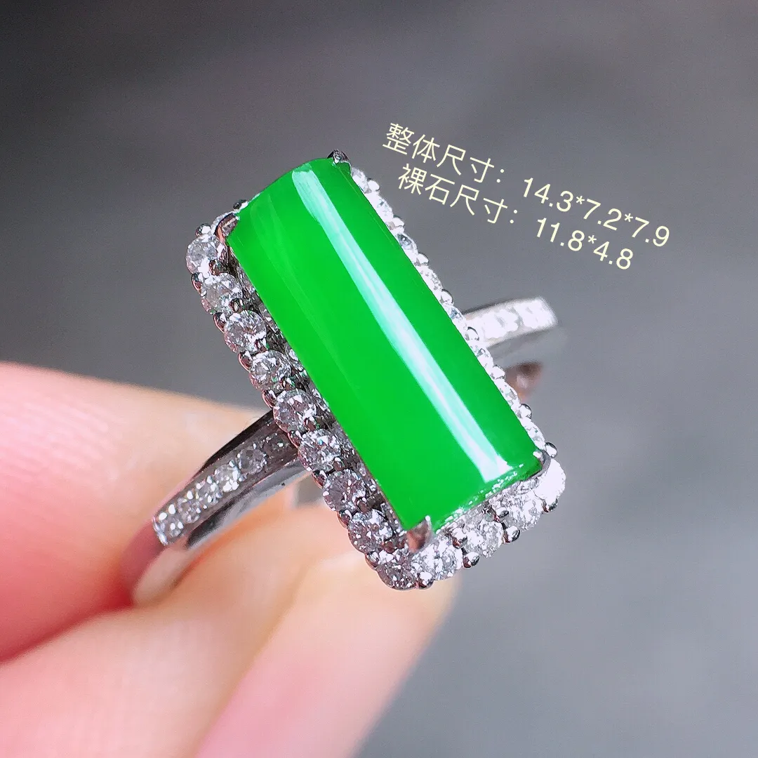 阳绿马鞍戒指，色泽均匀艳丽，玉质细腻，荧光感超
强，饱满圆润，尽显优雅气质，18k
金豪华镶嵌