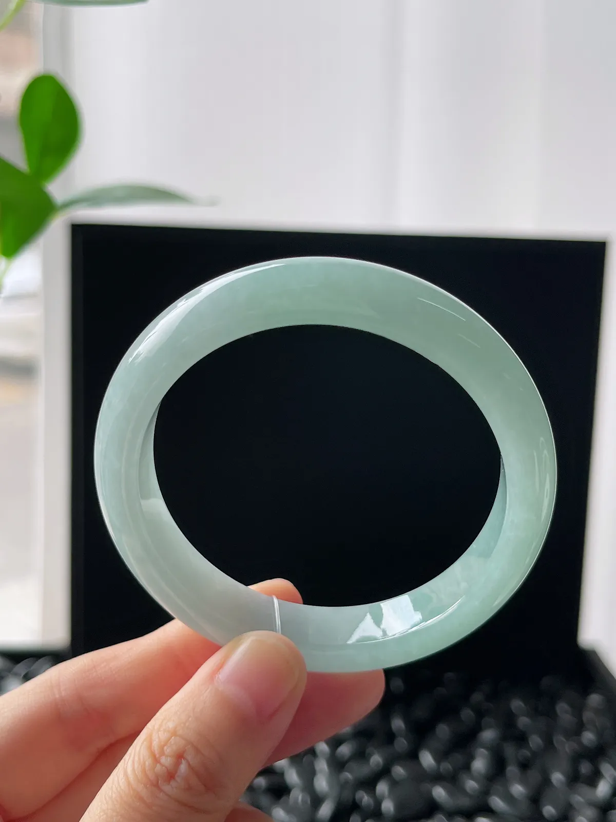 正圈53.5圈口，翡翠糯化种浅绿色手镯