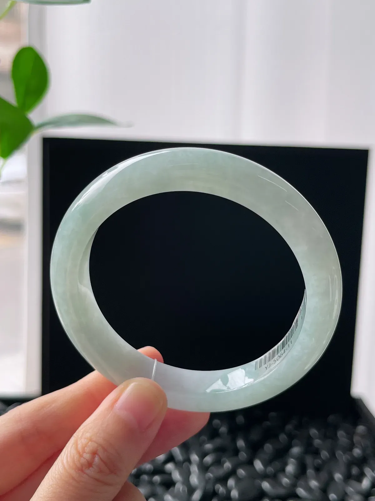 正圈56.7圈口，翡翠冰糯种淡绿色手镯