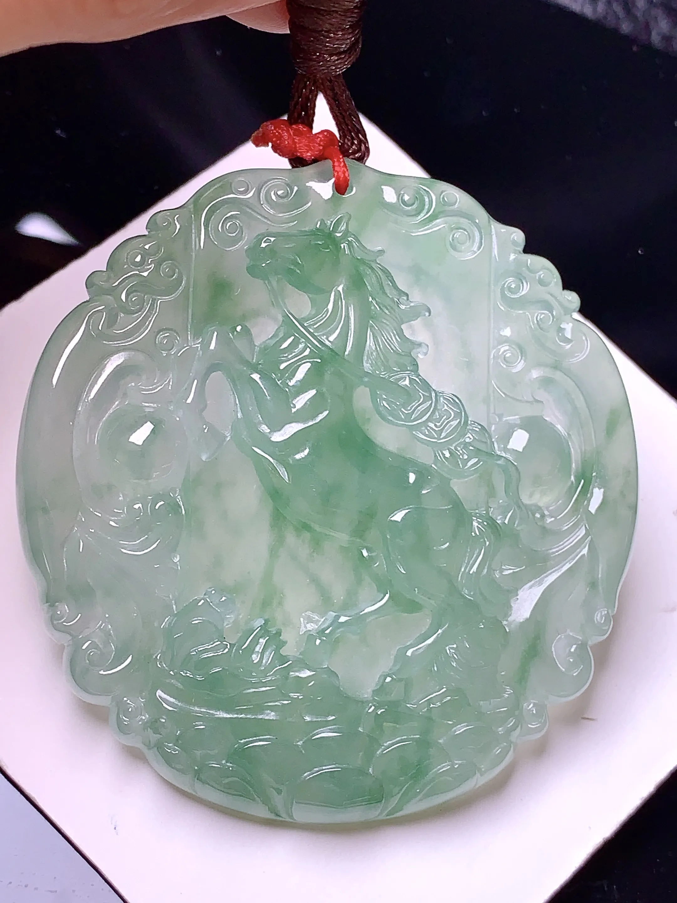 冰种生肖马牌吊坠 玉质细腻 色泽艳丽清新 整体尺寸51.8*49*5.3