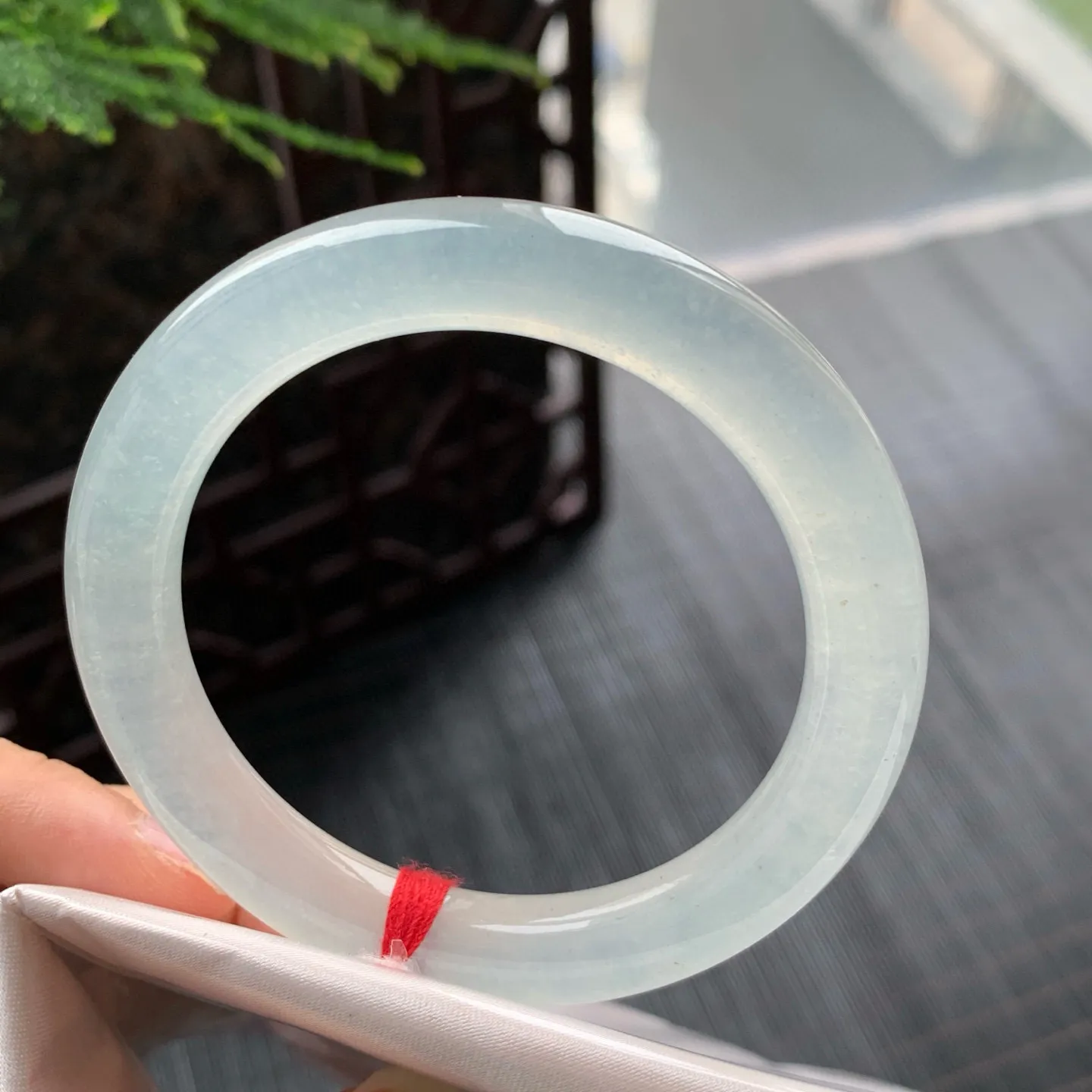 圆条冰玻种 无瑕 尺寸:51.6/9.2种水好 起荧光