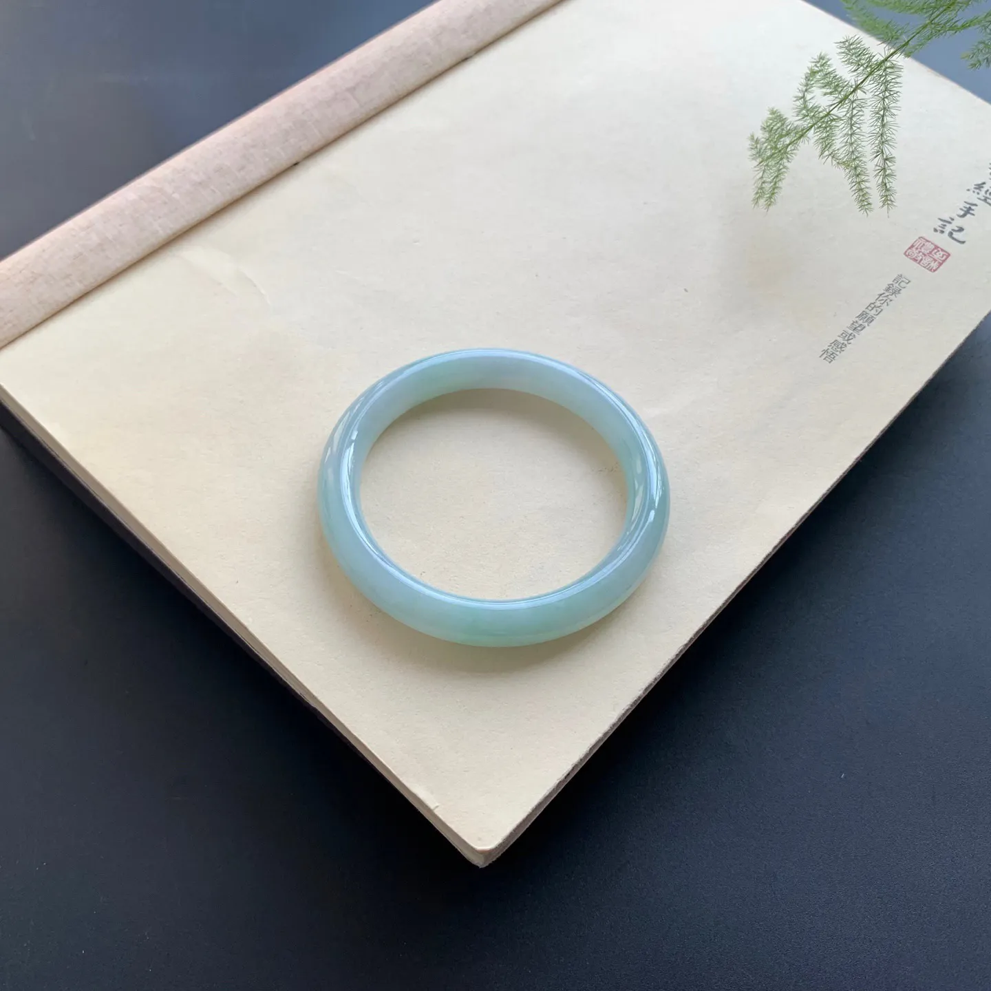 56圈口底色圆条手镯 尺寸：56-9.5，无纹裂，细腻光滑，色泽亮丽