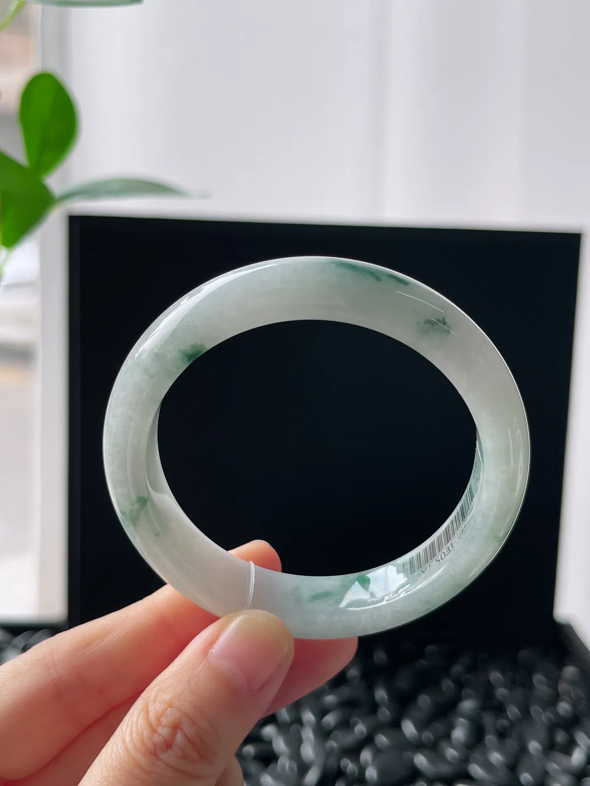 正圈52圈口，翡翠糯化种飘绿手镯