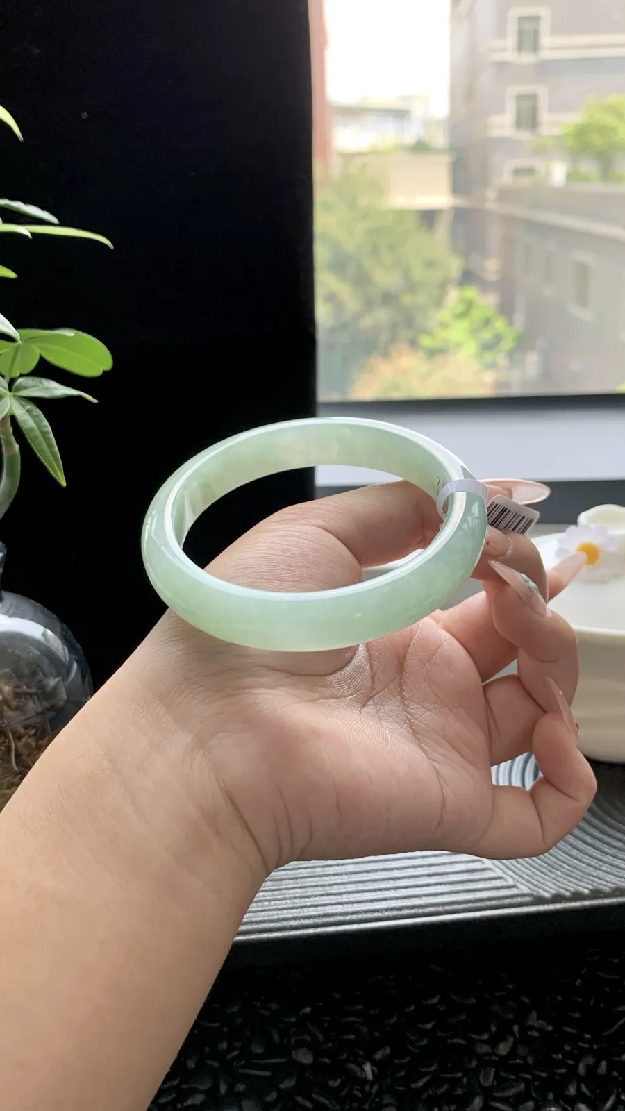  【晴绿】
⭕️58-11.5-7.5
底子细腻 晴绿散发着古风的芬芳 像是一段沉淀了千年的古老传说 在岁月的洗礼下愈发动人心弦～