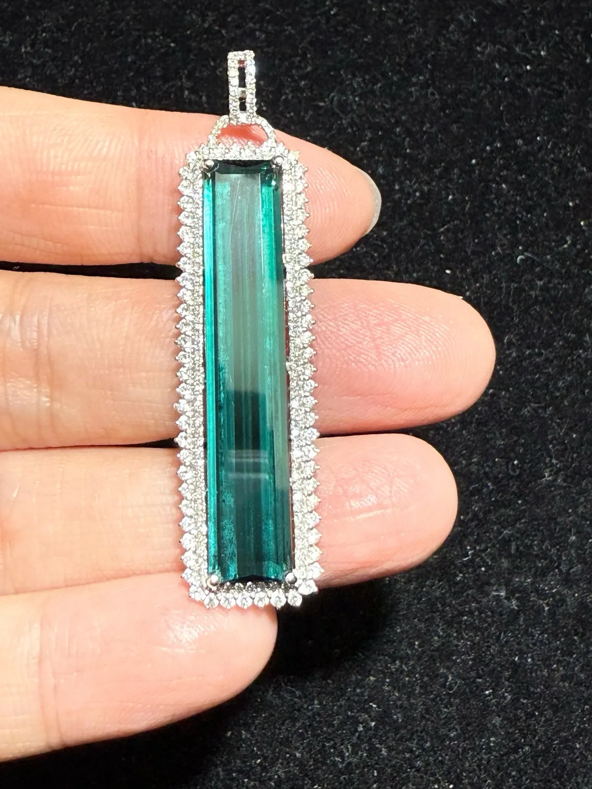 18K金天然蓝碧玺吊坠，
全净体，满火彩
规格54.2*13.5*5.8mm，总重6.418克
配
