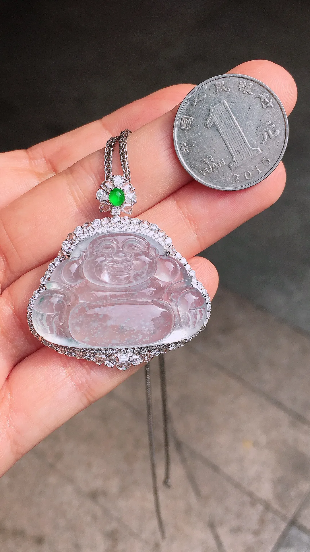 冰种佛公吊坠，玉质细腻，荧光感超
强，饱满圆润，尽显优雅气质，18k
金豪华镶嵌