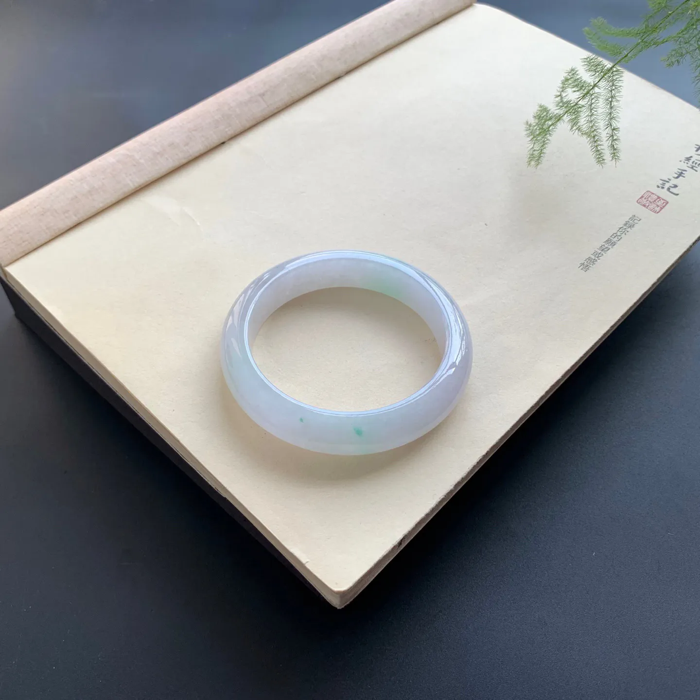 58圈口飘绿正圈手镯 尺寸：58-13-8.8，无纹裂，细腻光滑，版型厚装