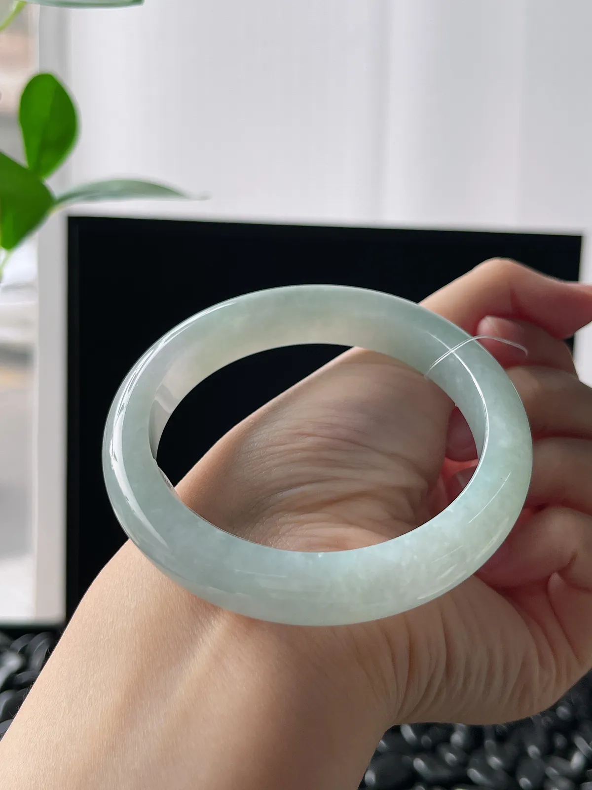 正圈56.7圈口，翡翠冰糯种淡绿色手镯