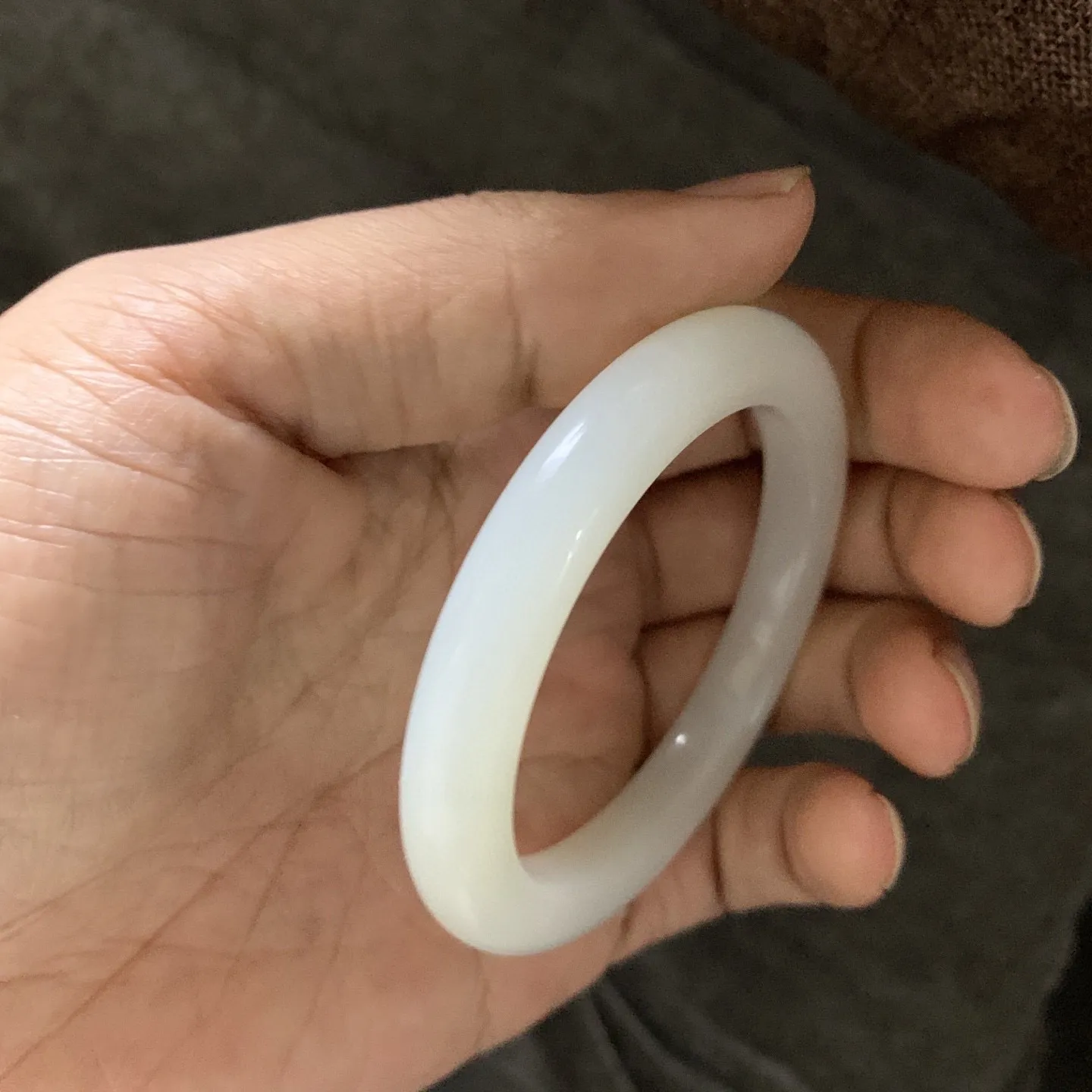 53圈口和田玉羊脂白手镯【挽间柔情】，精品冰紫色手镯，镯型古朴典雅。在诗情画意的雨巷相遇，你是我腕间的一抹风情，有你眸有深情.清风荡漾湖间静水，我愿俯身低眉，在烟波涟漪处寻你。规格53/9.1