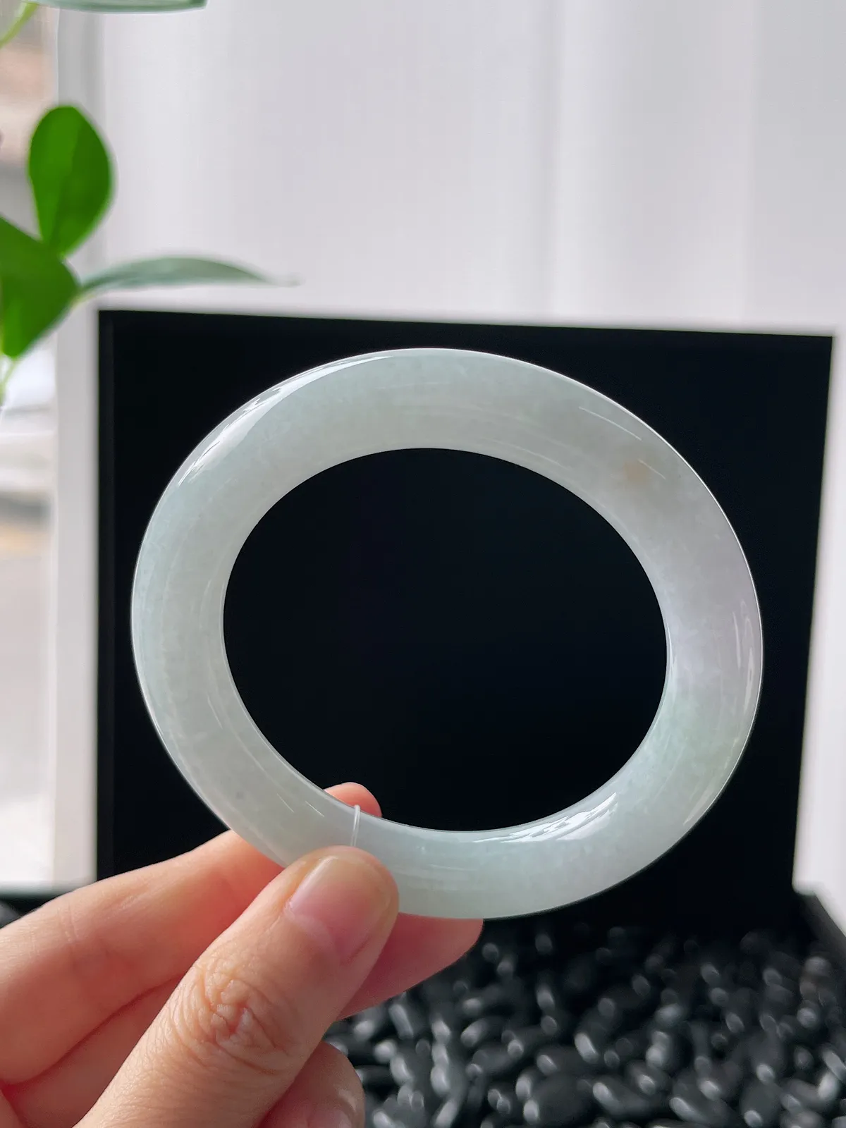 圆镯54圈口，翡翠冰糯种淡绿色手镯