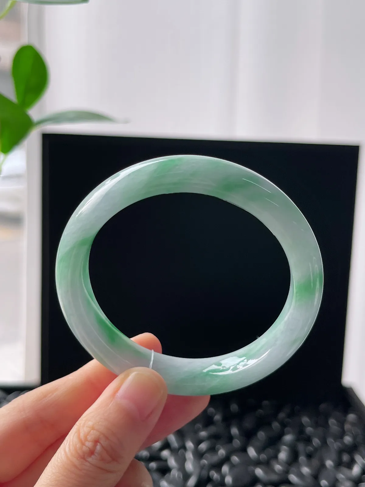 正圈54圈口，翡翠糯化种飘绿手镯