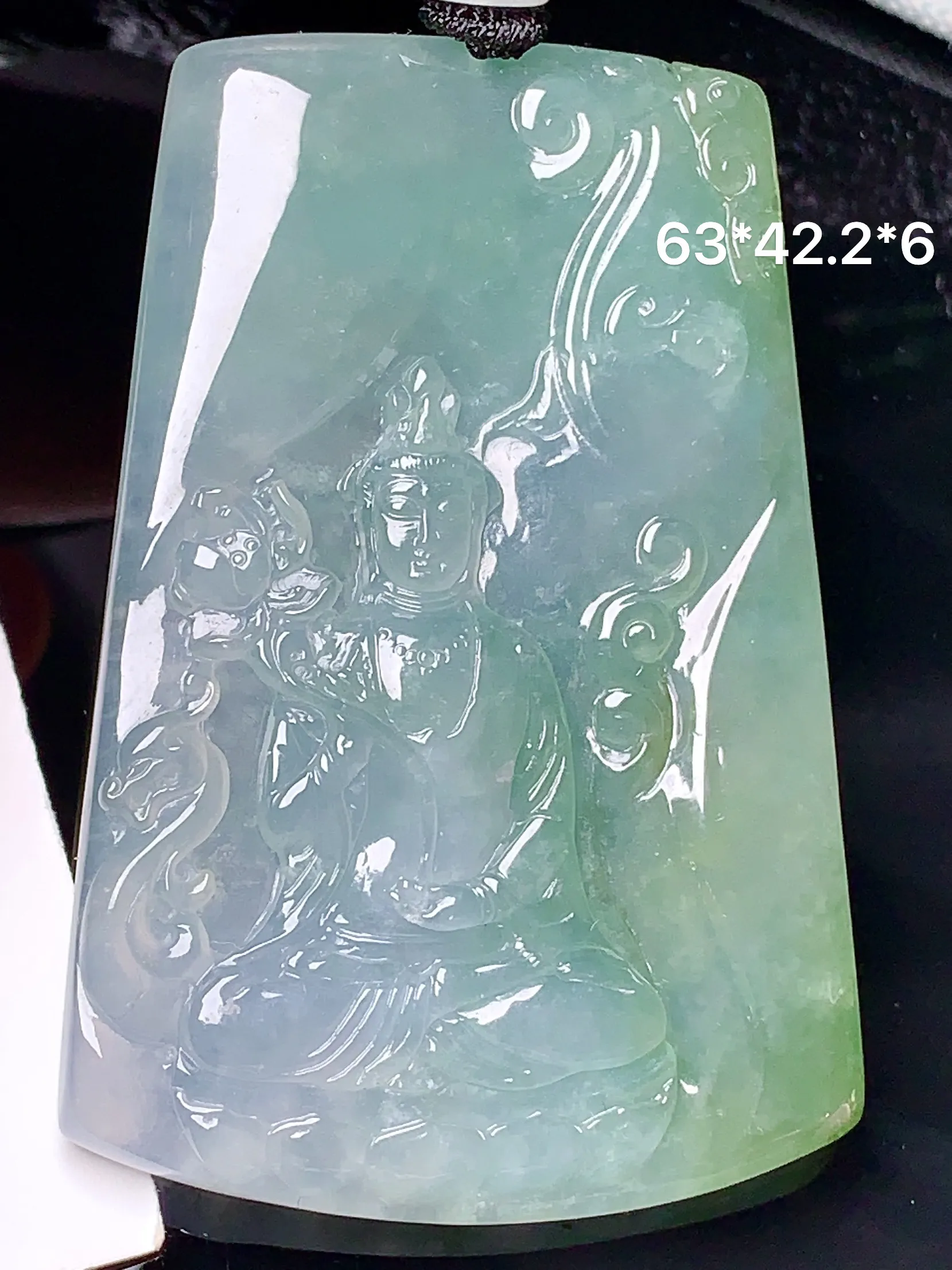 飘绿观音菩萨吊坠 玉质细腻 色泽艳丽清新 整体尺寸63*42.2*6
