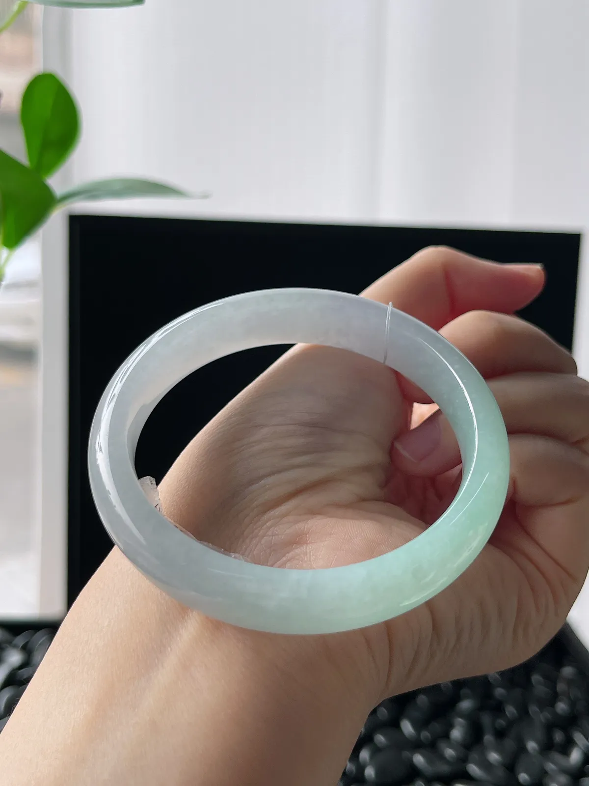 正圈57圈口，翡翠冰糯种淡绿色手镯